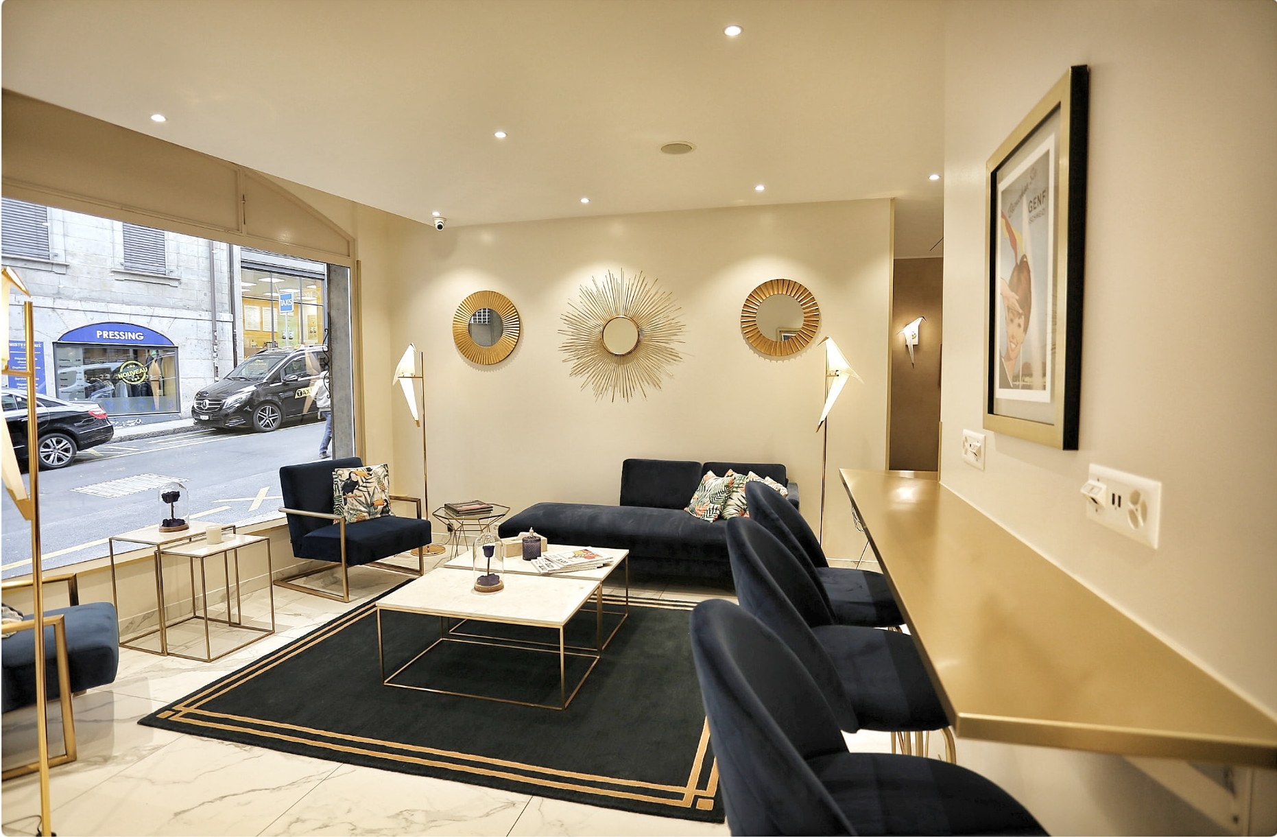 Salon de réception rénové de l’Hôtel Excelsior à Genève, fauteuils bleu nuit, tables en marbre et miroirs dorés