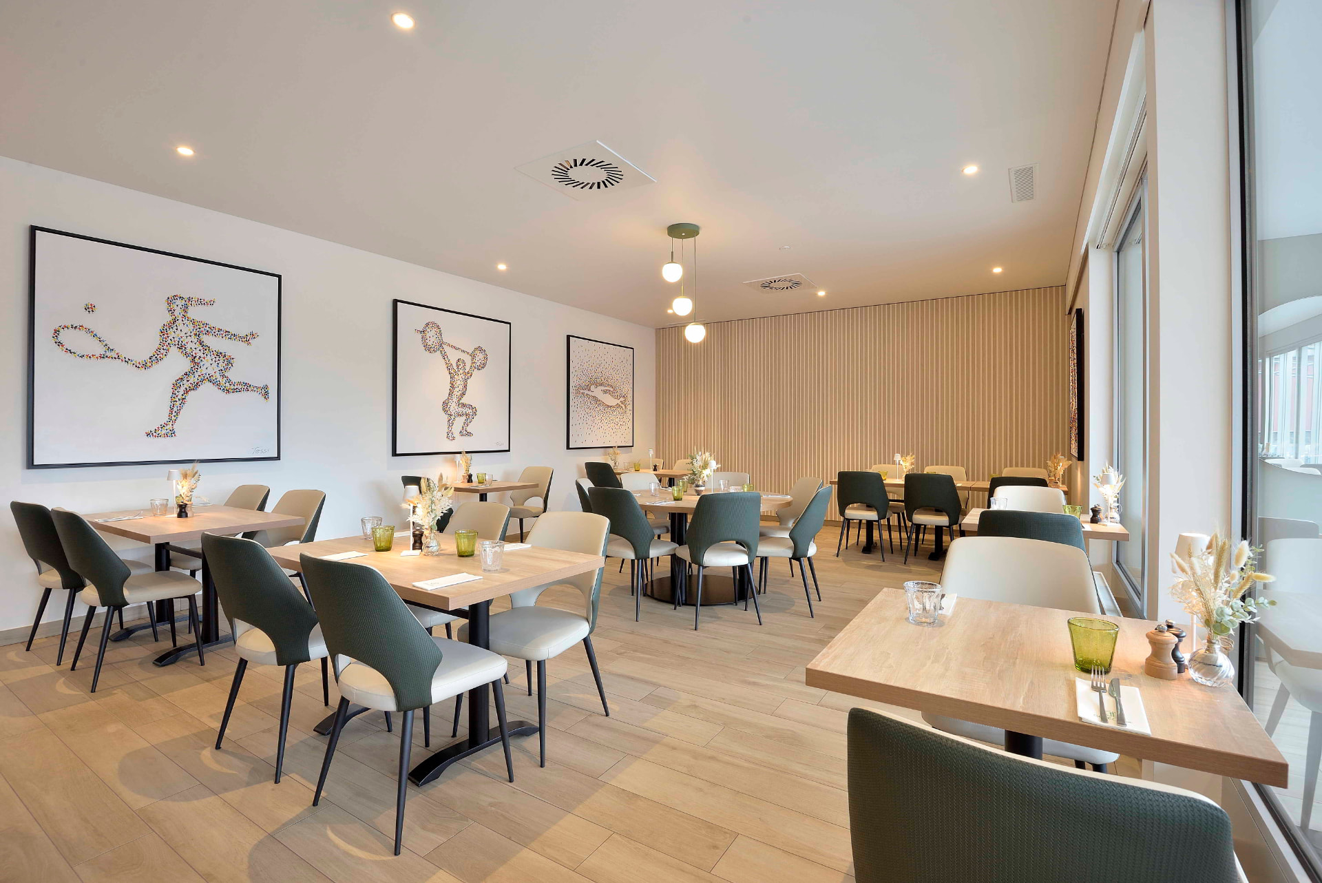 Salle du restaurant rénové du Green Club à Romanel-sur-Lausanne